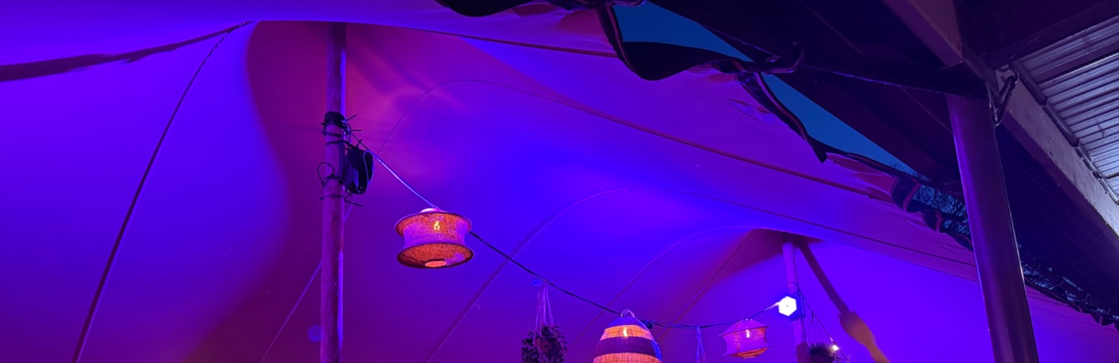 Paars verlicht terras