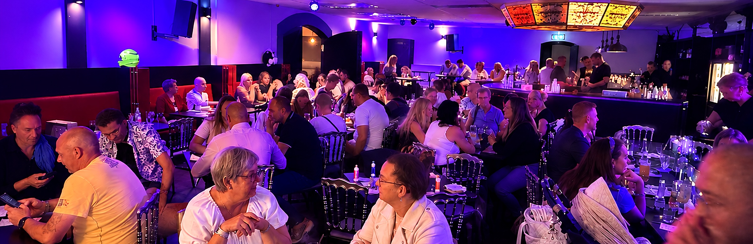 Volle feestzaal tijdens een evenement