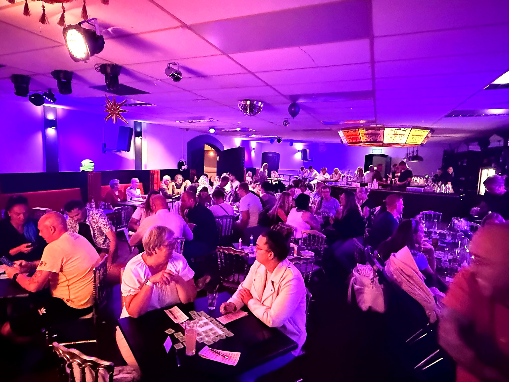 Volle feestzaal tijdens een evenement